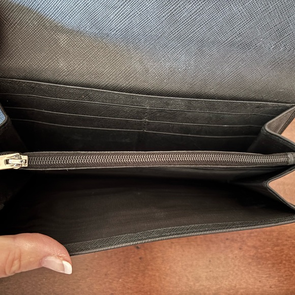 Salvatore Ferragamo black long snap wallet.
Excellent condition. - Picture 4 of 9